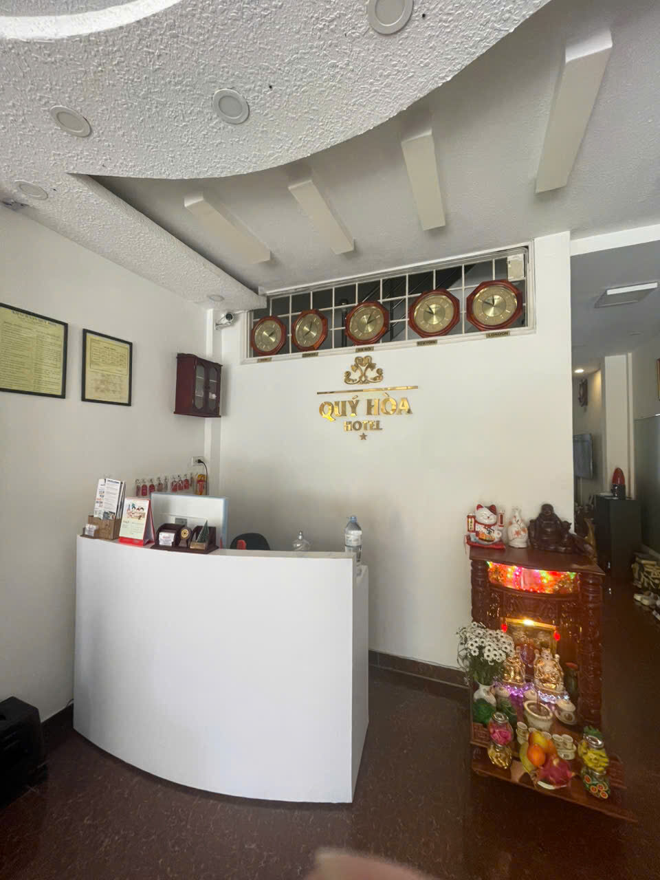 Lễ tân Khách sạn Quý Hòa